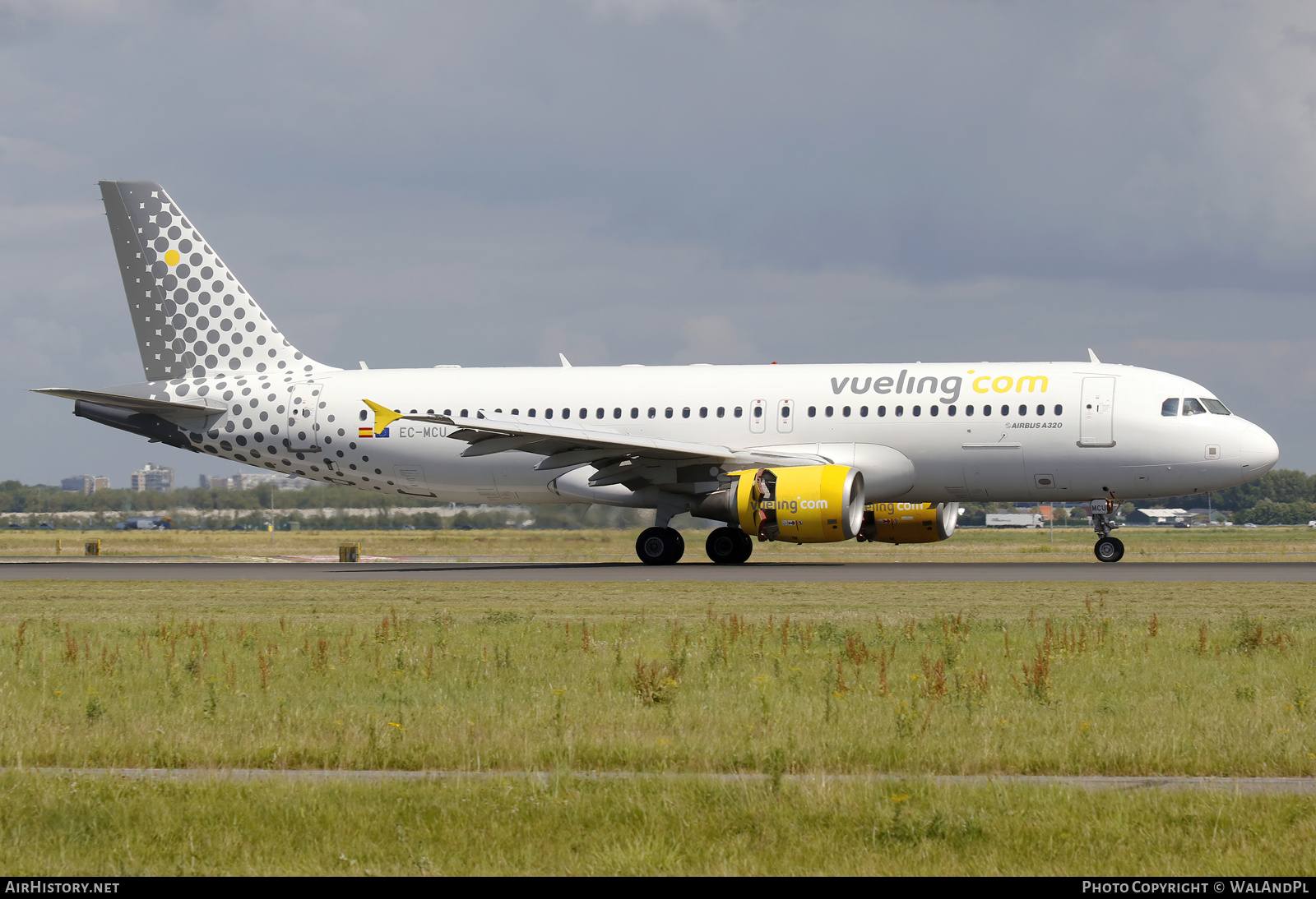 Aircraft Photo of EC-MCU | Airbus A320-214 | Vueling Airlines | AirHistory.net #521123