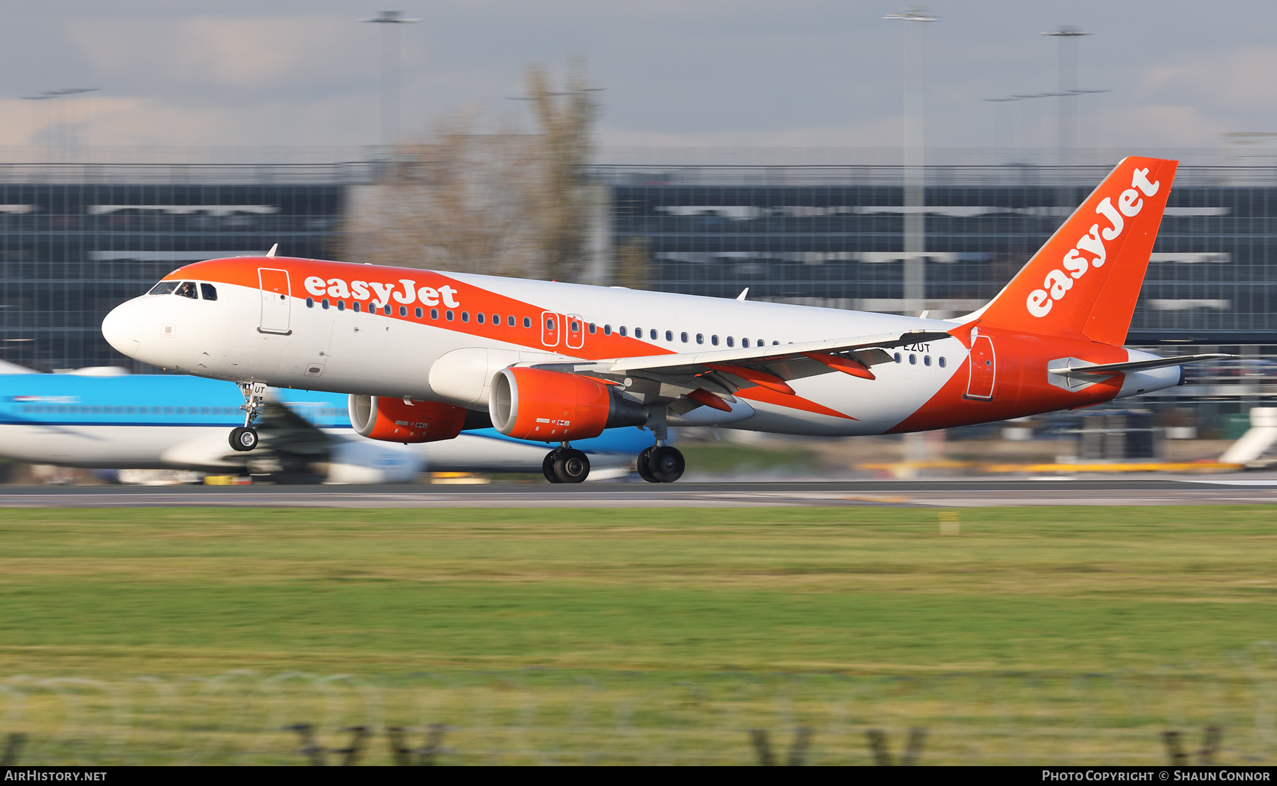 Aircraft Photo of G-EZUT | Airbus A320-214 | EasyJet | AirHistory.net #521225