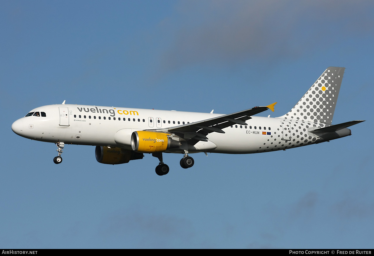 Aircraft Photo of EC-MUM | Airbus A320-214 | Vueling Airlines | AirHistory.net #522723