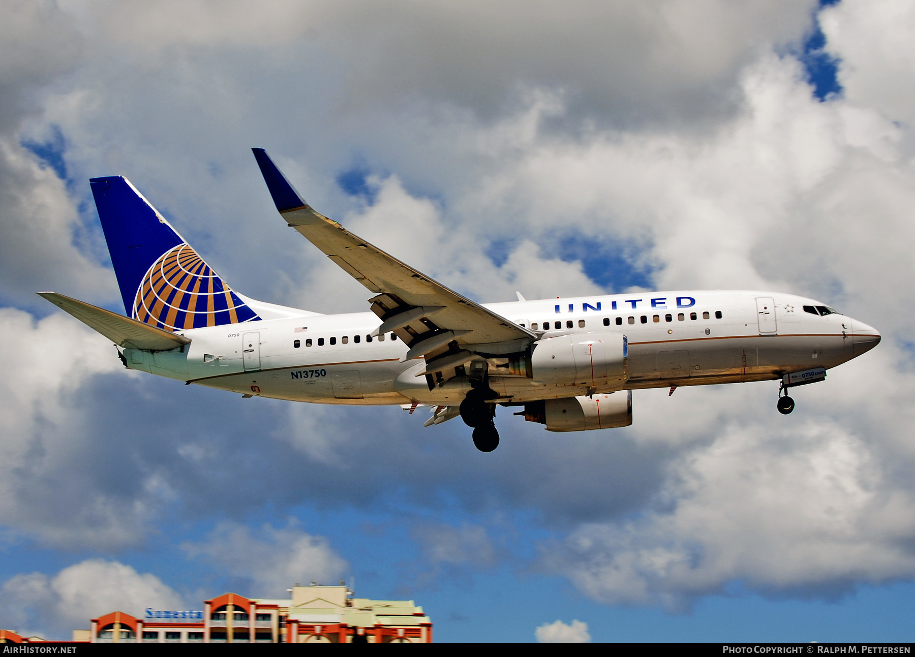 Aircraft Photo of N13750 | Boeing 737-724 | United Airlines | AirHistory.net #523586
