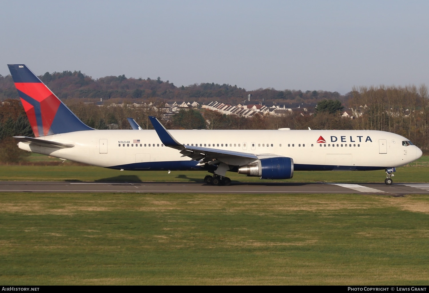 Aircraft Photo of N1604R | Boeing 767-332/ER | Delta Air Lines | AirHistory.net #523634