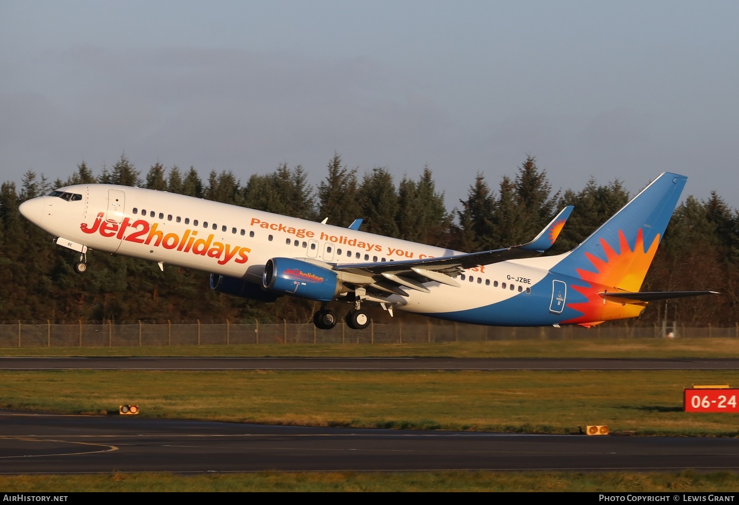 Aircraft Photo of G-JZBE | Boeing 737-800 | Jet2 Holidays | AirHistory.net #523664