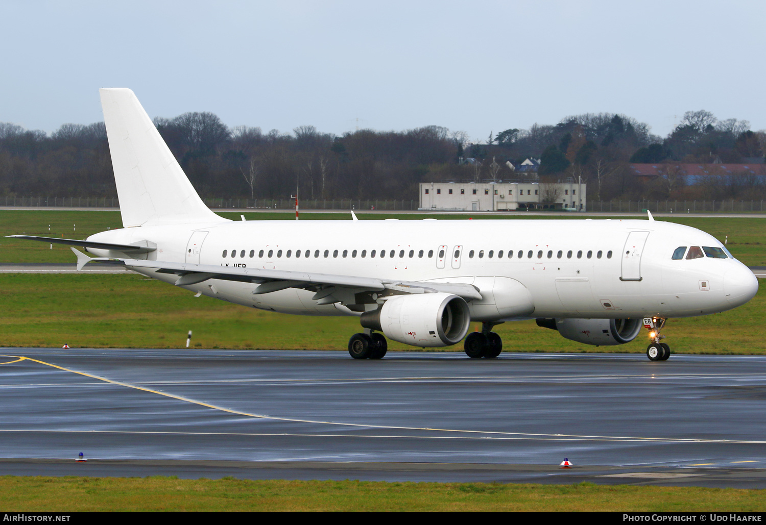 Aircraft Photo of LY-VEB | Airbus A320-214 | AirHistory.net #524510