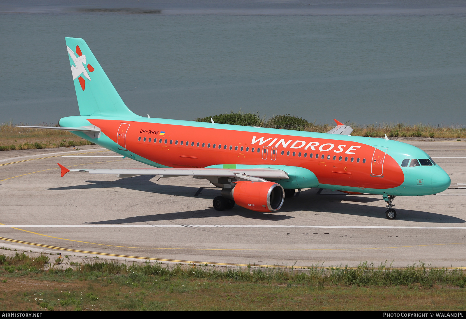 Aircraft Photo of UR-WRW | Airbus A320-214 | Windrose | AirHistory.net #524560