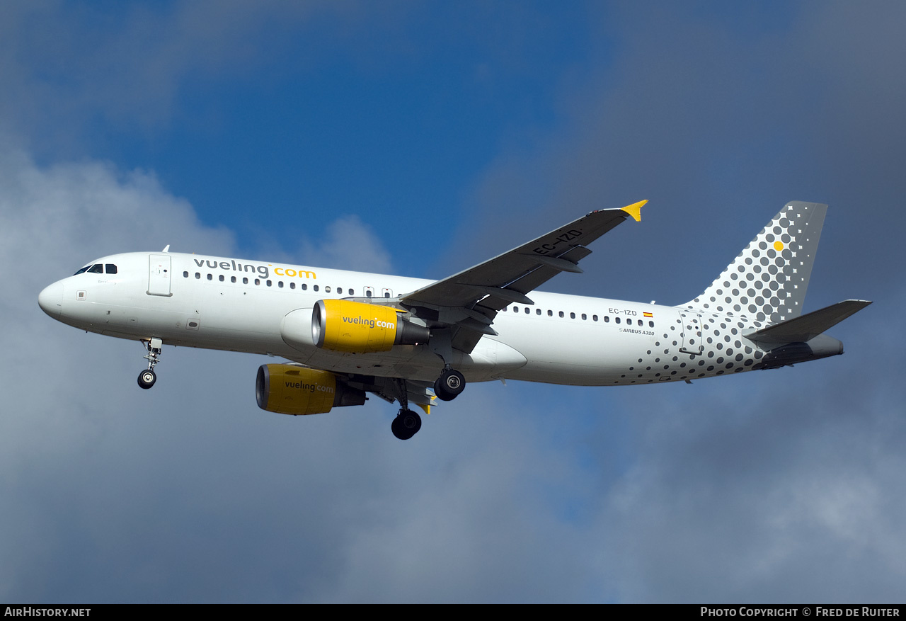 Aircraft Photo of EC-IZD | Airbus A320-214 | Vueling Airlines | AirHistory.net #525008