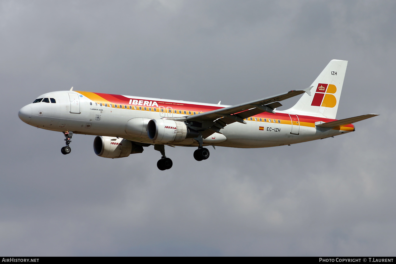 Aircraft Photo of EC-IZH | Airbus A320-214 | Iberia | AirHistory.net #525047