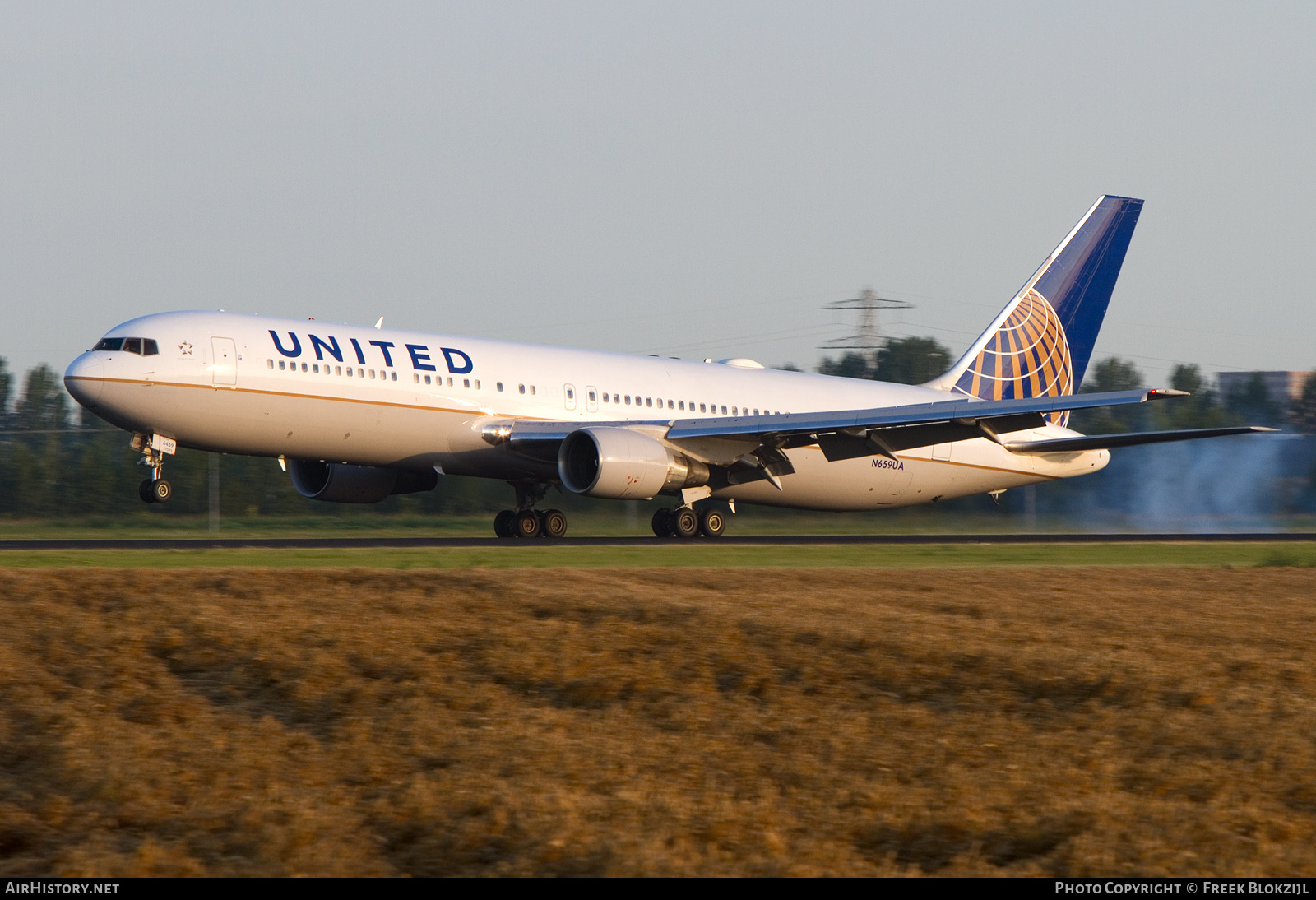Aircraft Photo of N659UA | Boeing 767-322/ER | United Airlines | AirHistory.net #525581