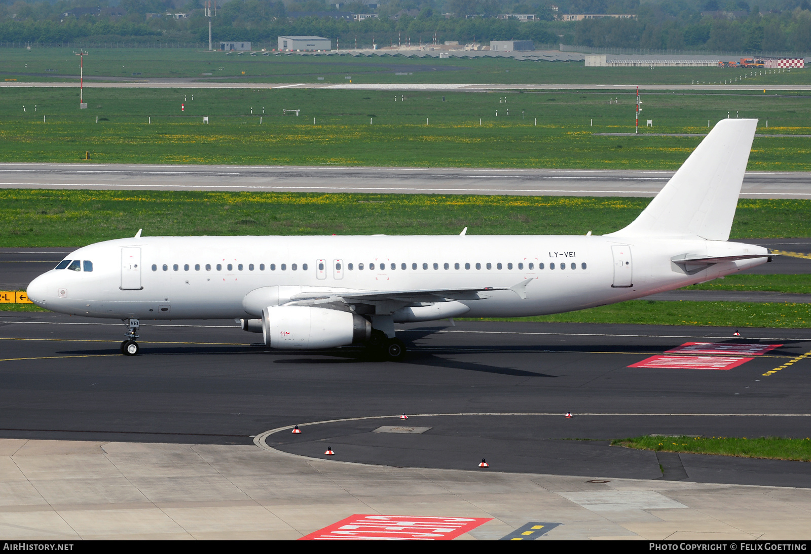 Aircraft Photo of LY-VEI | Airbus A320-233 | AirHistory.net #526970
