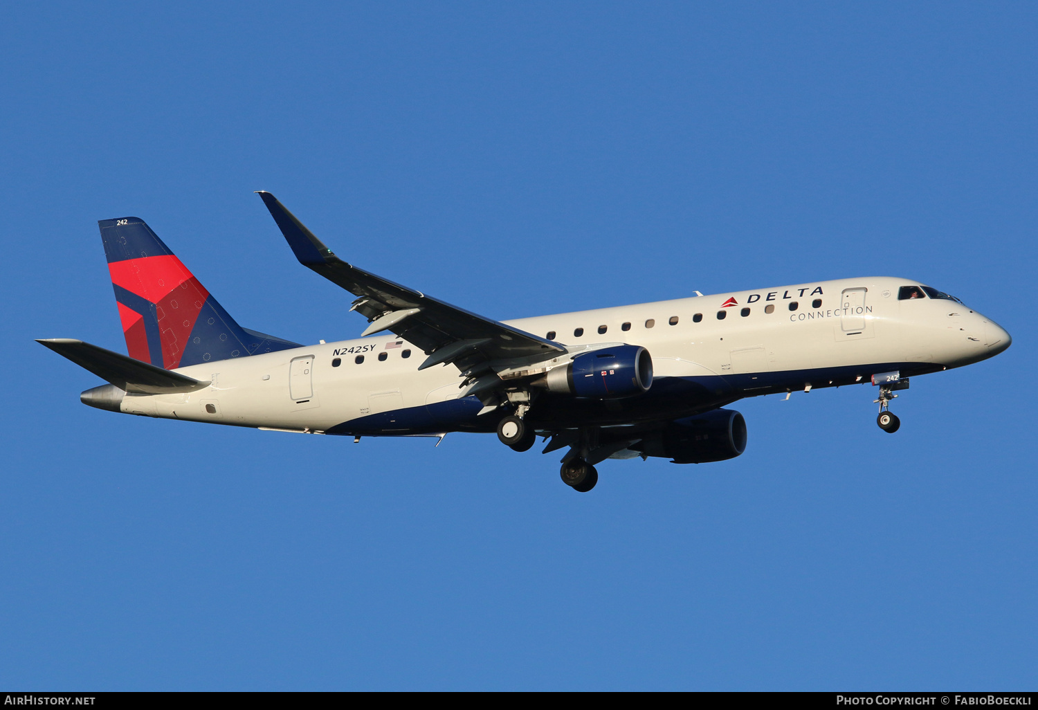 Aircraft Photo of N242SY | Embraer 175LR (ERJ-170-200LR) | Delta Connection | AirHistory.net #527841
