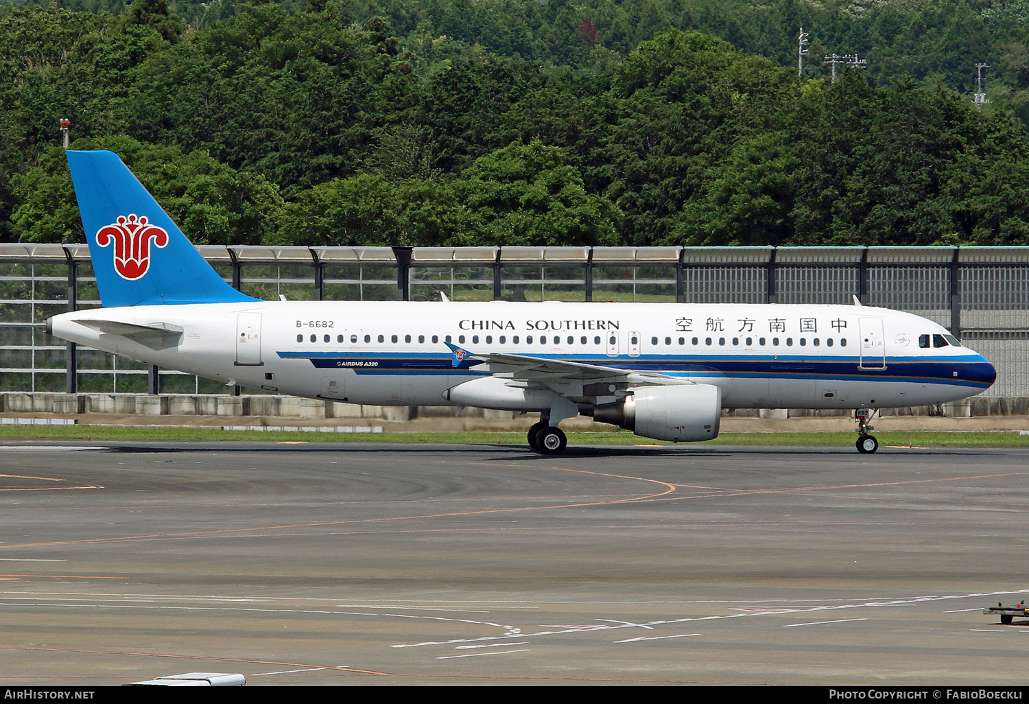 Aircraft Photo of B-6682 | Airbus A320-214 | China Southern Airlines | AirHistory.net #527889