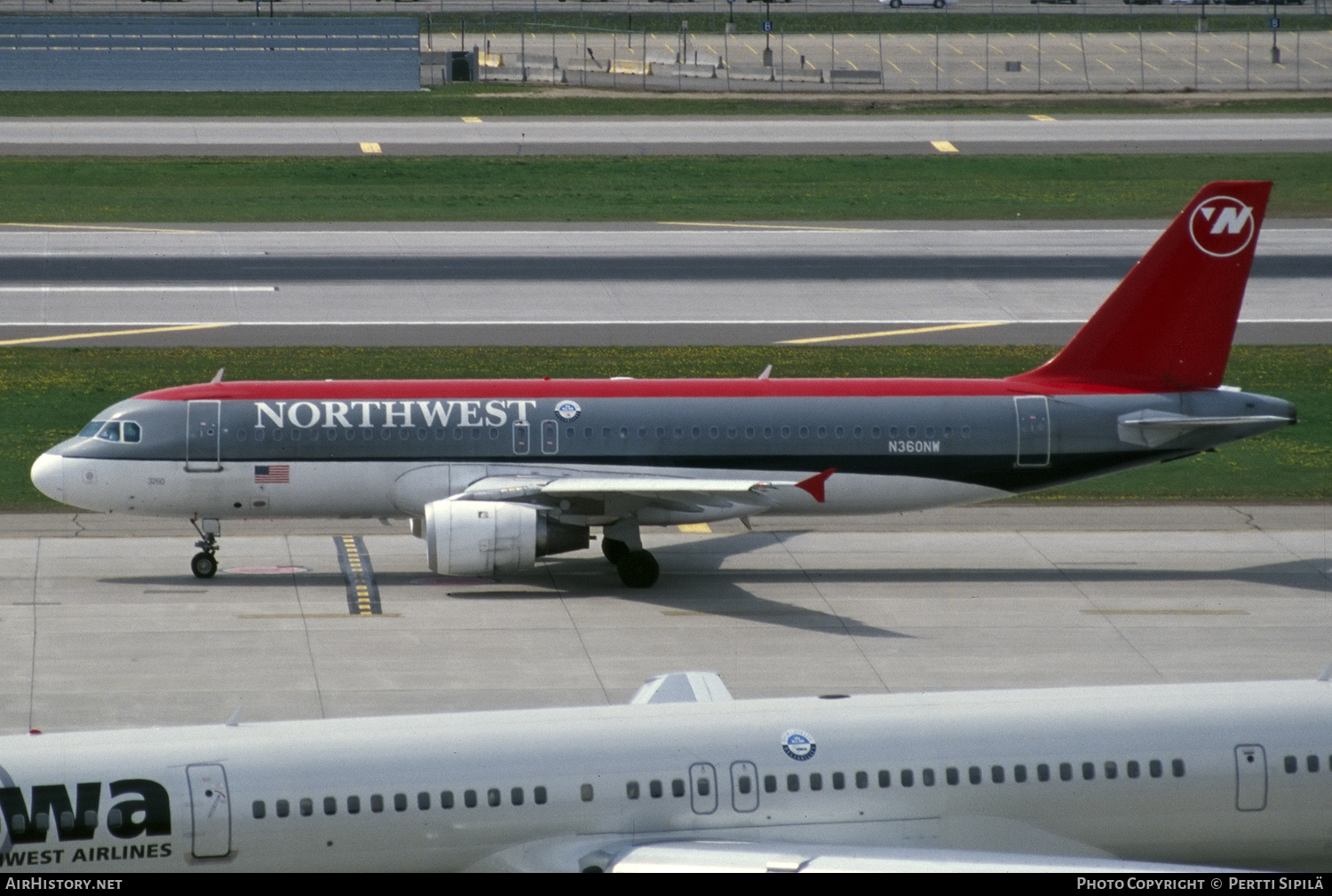 Aircraft Photo of N360NW | Airbus A320-212 | Northwest Airlines | AirHistory.net #528219