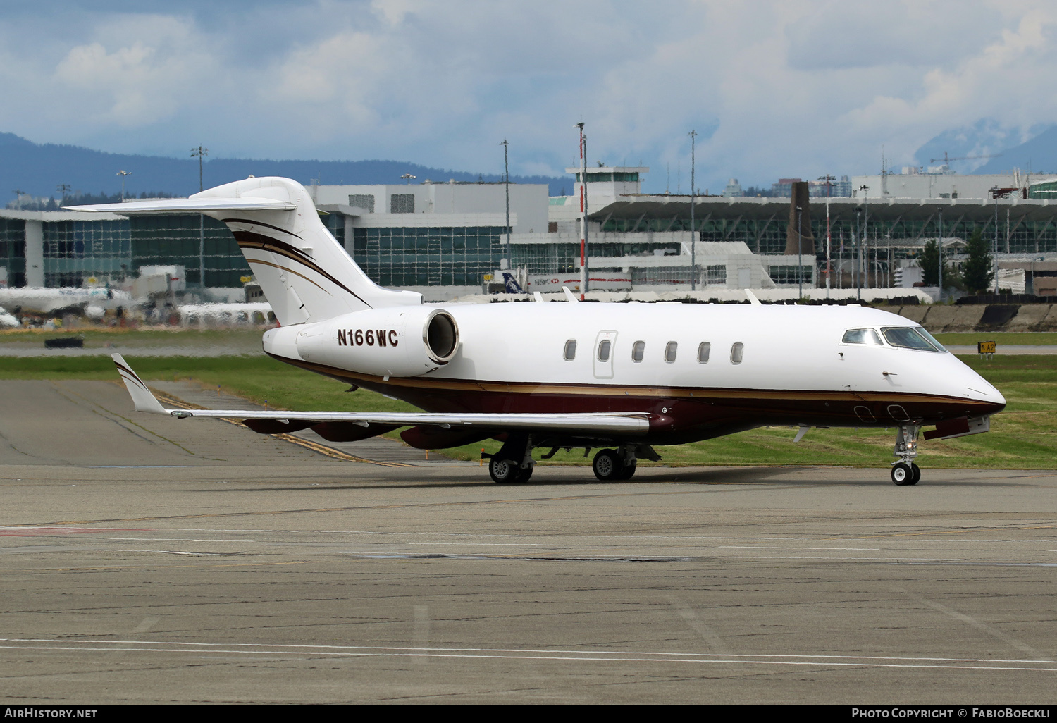 Aircraft Photo of N166WC | Bombardier Challenger 300 (BD-100-1A10) | AirHistory.net #528516