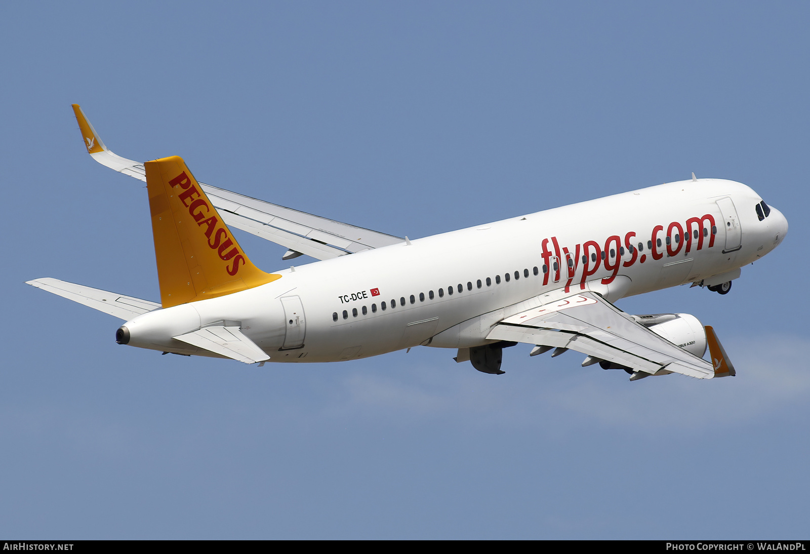 Aircraft Photo of TC-DCE | Airbus A320-214 | Pegasus Airlines | AirHistory.net #528901