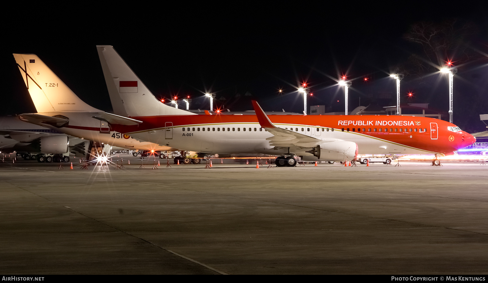 Aircraft Photo of A-001 | Boeing 737-8U3 | Republik Indonesia | AirHistory.net #529190