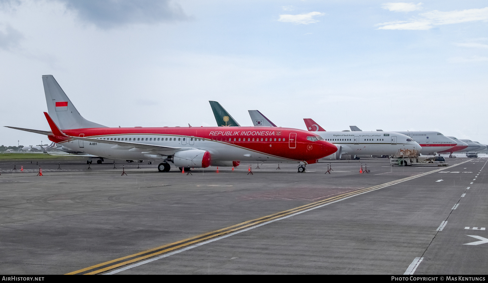 Aircraft Photo of A-001 | Boeing 737-8U3 | Republik Indonesia | AirHistory.net #530022