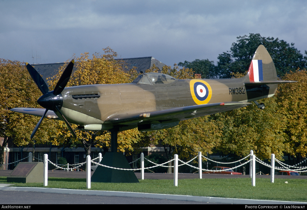 Aircraft Photo of RW382 | Supermarine 361 Spitfire LF16E | UK - Air Force | AirHistory.net #530164