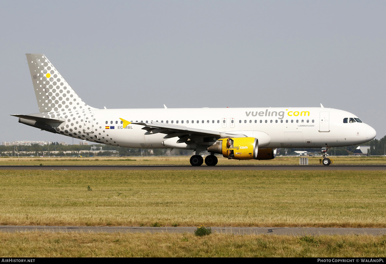 Aircraft Photo of EC-MBL | Airbus A320-214 | Vueling Airlines | AirHistory.net #531851