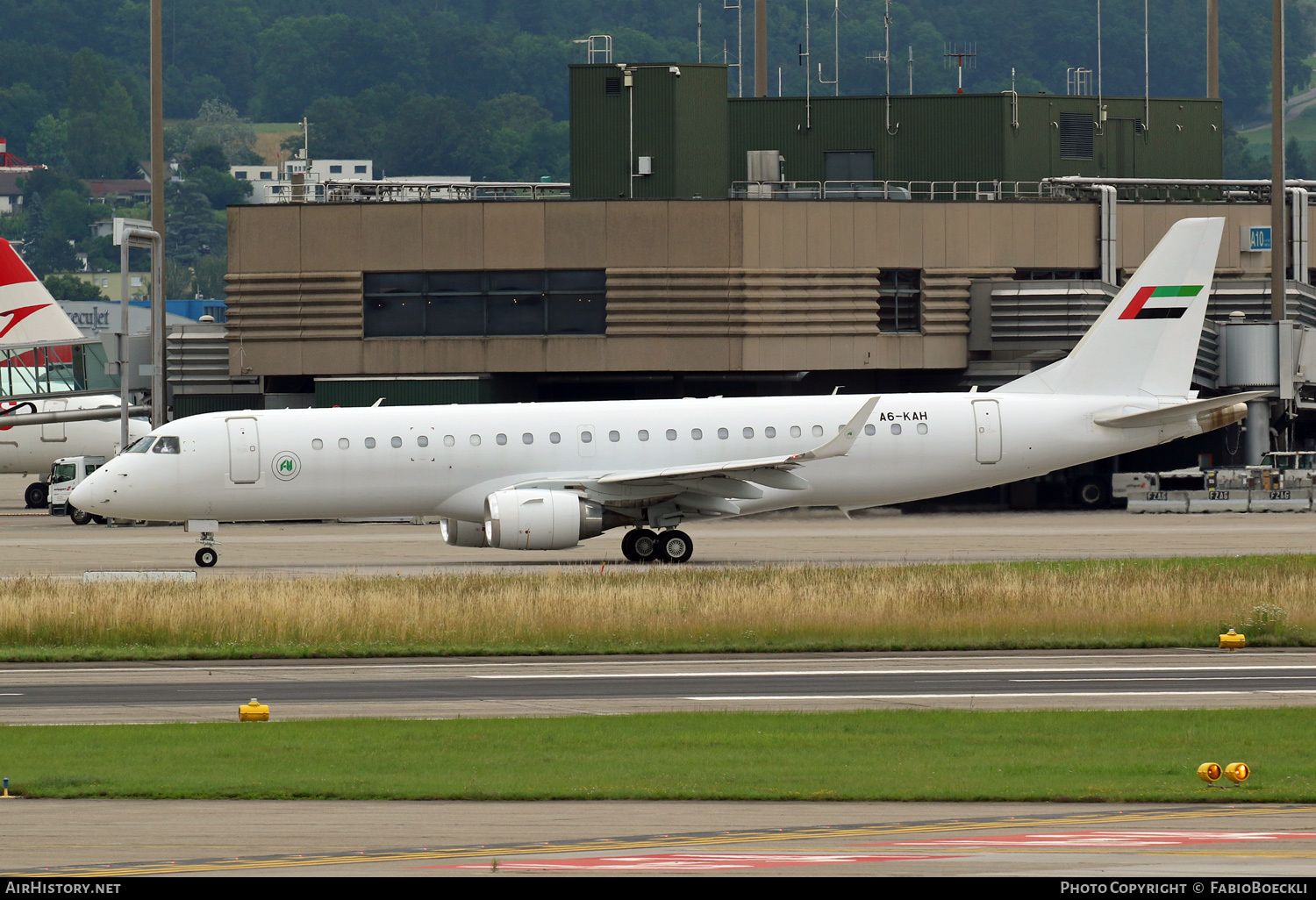Aircraft Photo of A6-KAH | Embraer Lineage 1000 (ERJ-190-100ECJ) | AirHistory.net #532188