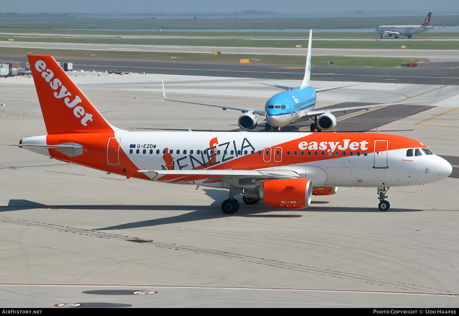 Aircraft Photo of G-EZDW | Airbus A319-111 | EasyJet | AirHistory.net #532717