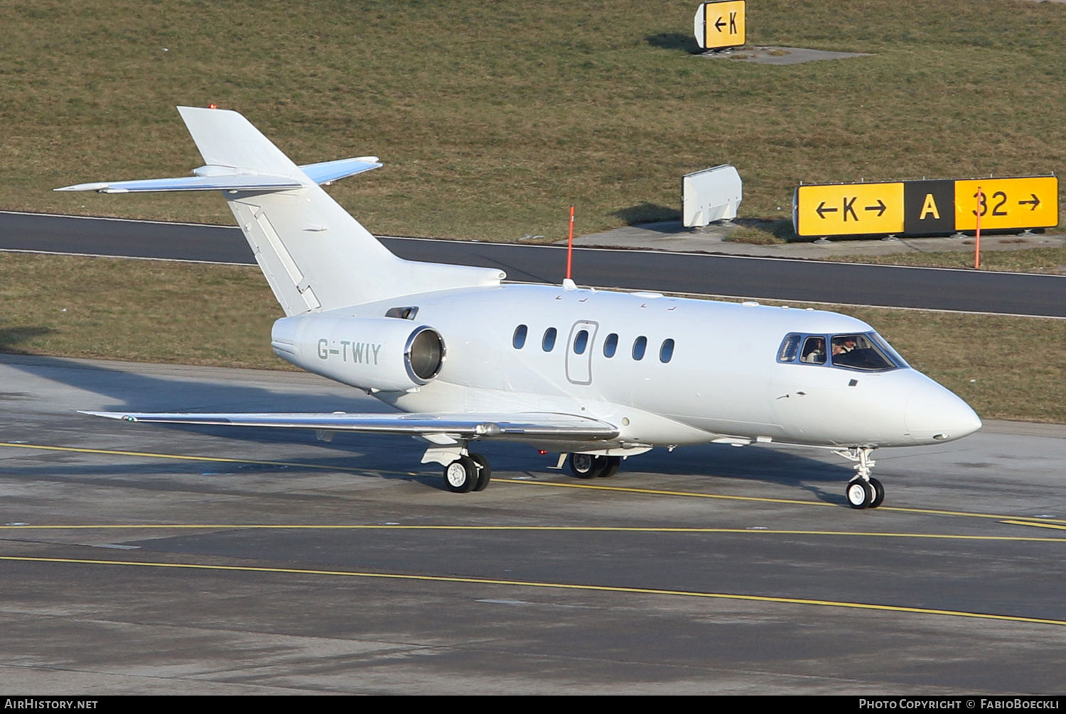 Aircraft Photo of G-TWIY | Hawker Beechcraft 750 | AirHistory.net #533123