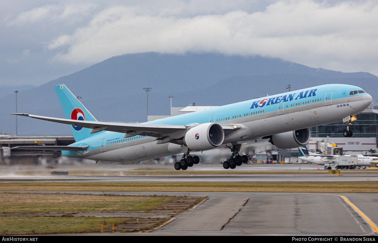 Aircraft Photo of HL8217 | Boeing 777-3B5/ER | Korean Air | AirHistory.net #533866