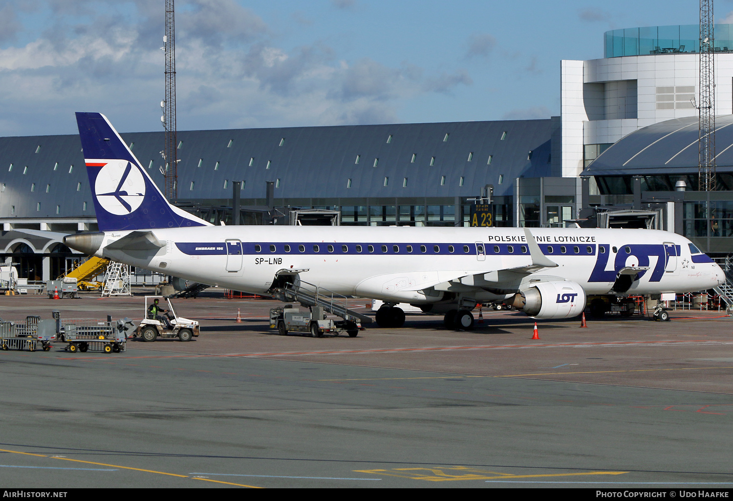 Aircraft Photo of SP-LNB | Embraer 195LR (ERJ-190-200LR) | LOT Polish Airlines - Polskie Linie Lotnicze | AirHistory.net #535352