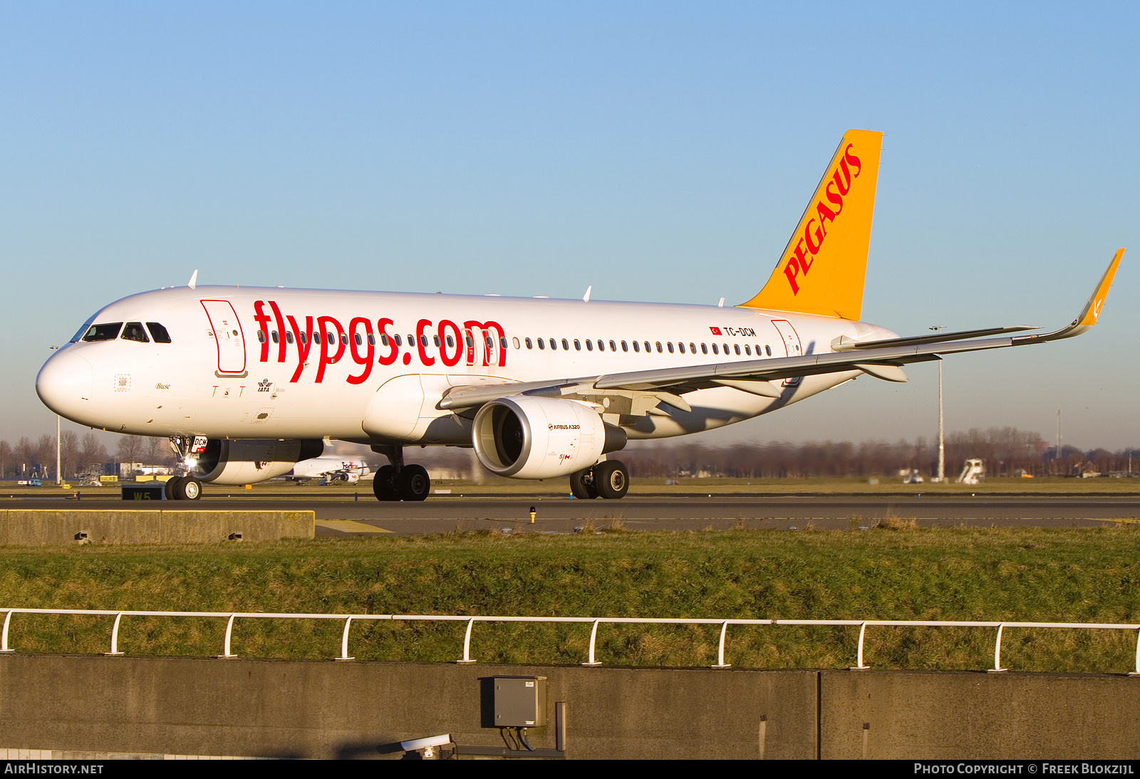 Aircraft Photo of TC-DCM | Airbus A320-214 | Pegasus Airlines | AirHistory.net #535418