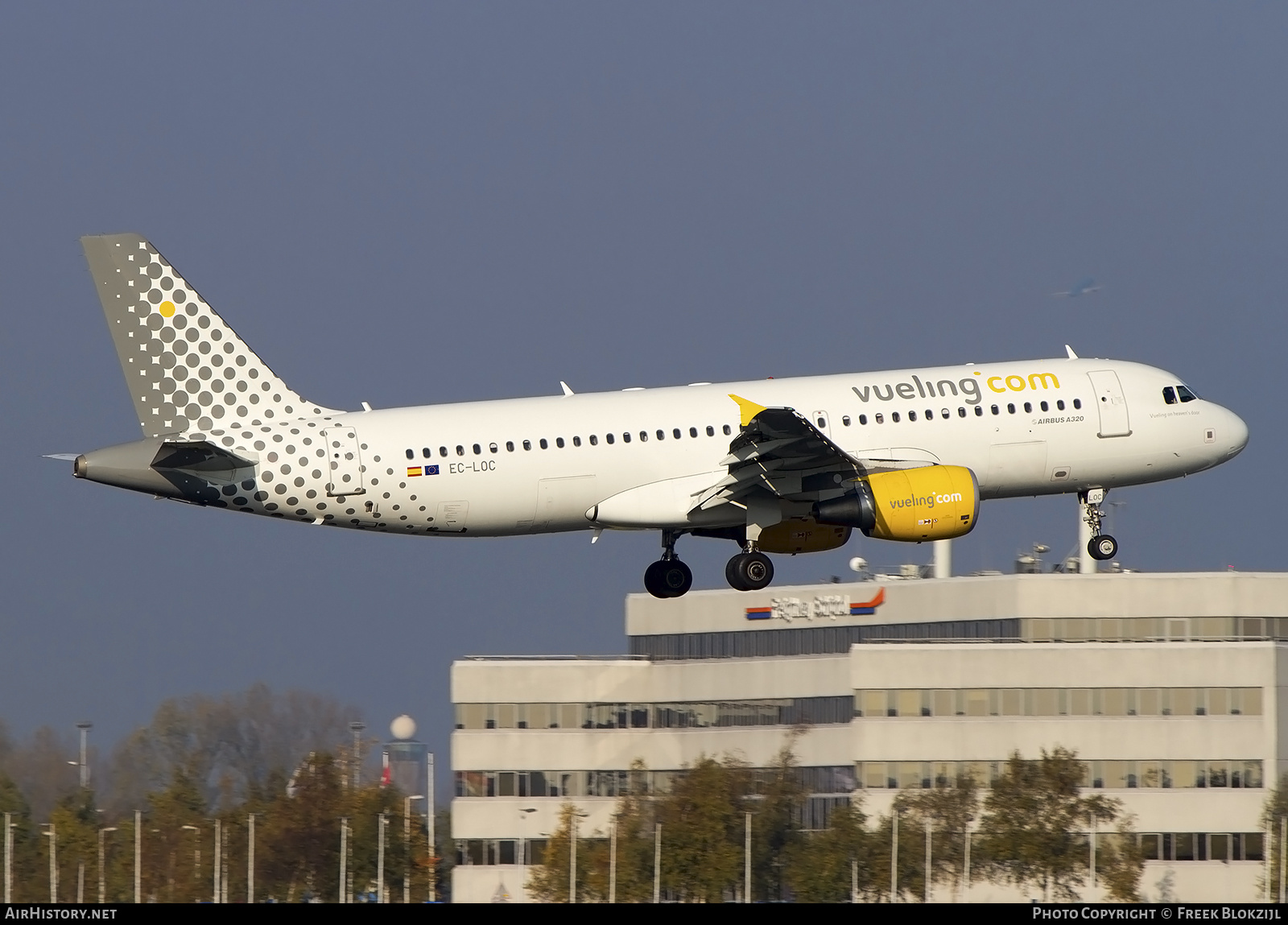 Aircraft Photo of EC-LOC | Airbus A320-214 | Vueling Airlines | AirHistory.net #535497