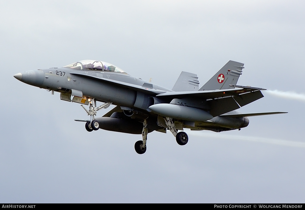 Aircraft Photo of J-5237 | McDonnell Douglas F/A-18D Hornet | Switzerland - Air Force | AirHistory.net #536094