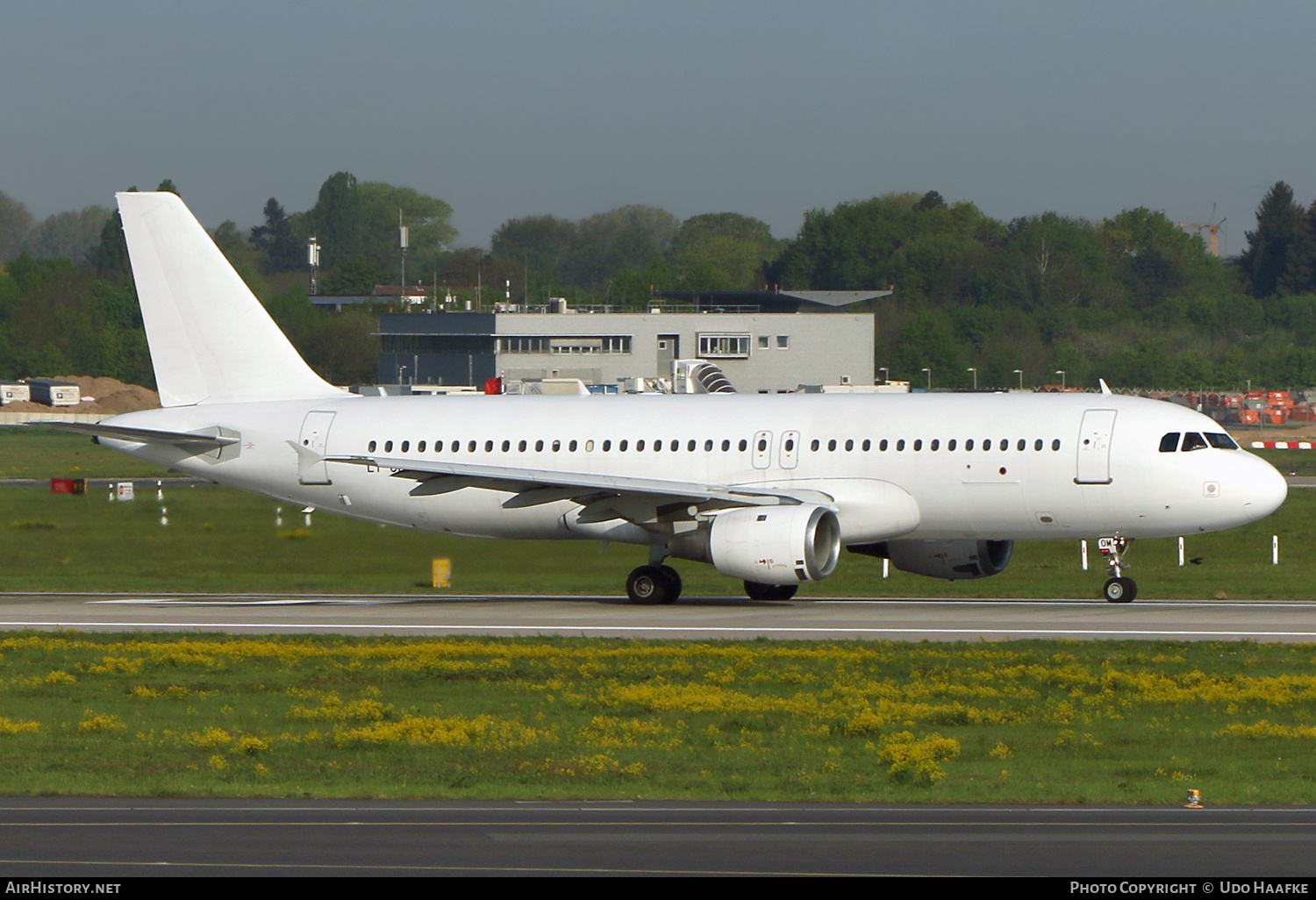 Aircraft Photo of LY-COM | Airbus A320-212 | AirHistory.net #536798