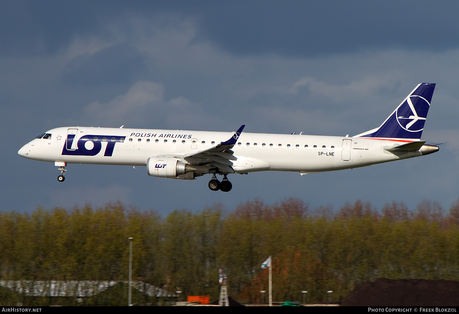 Aircraft Photo of SP-LNE | Embraer 195LR (ERJ-190-200LR) | LOT Polish Airlines - Polskie Linie Lotnicze | AirHistory.net #537321