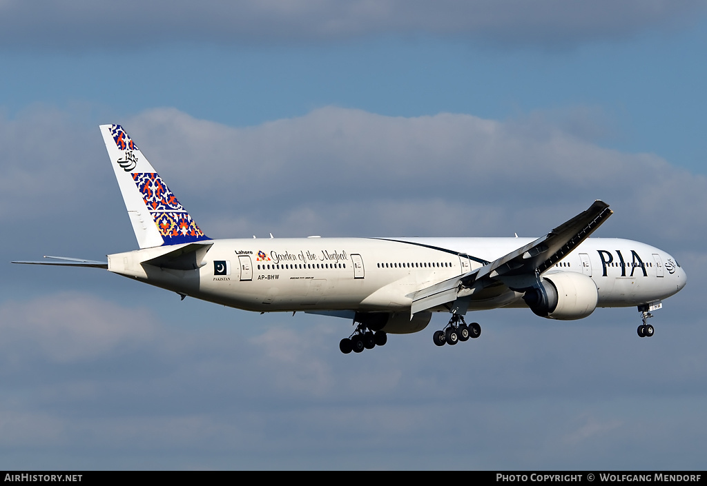 Aircraft Photo of AP-BHW | Boeing 777-340/ER | Pakistan International Airlines - PIA | AirHistory.net #538663
