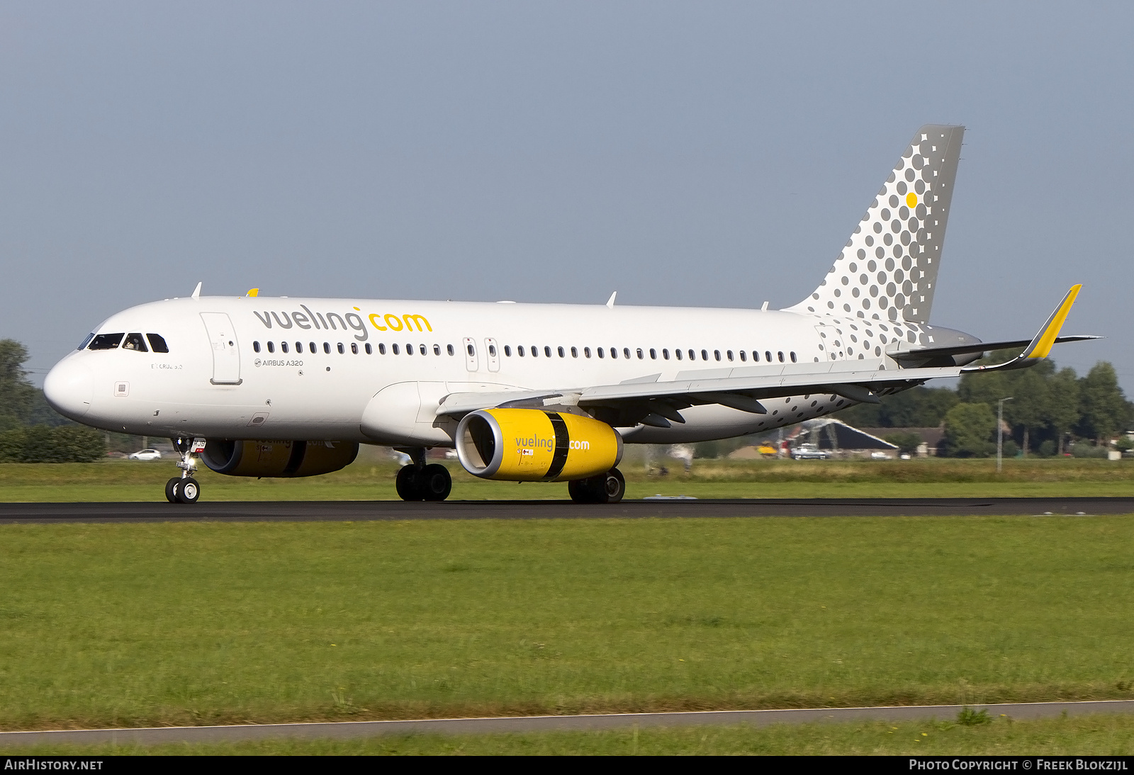 Aircraft Photo of EC-MJB | Airbus A320-232 | Vueling Airlines | AirHistory.net #539308