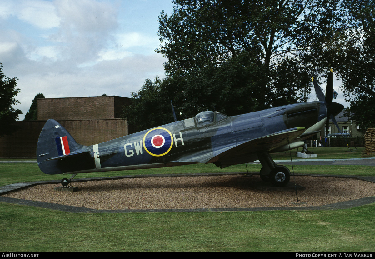Aircraft Photo of TB252 | Supermarine 361 Spitfire LF16E | UK - Air Force | AirHistory.net #539449