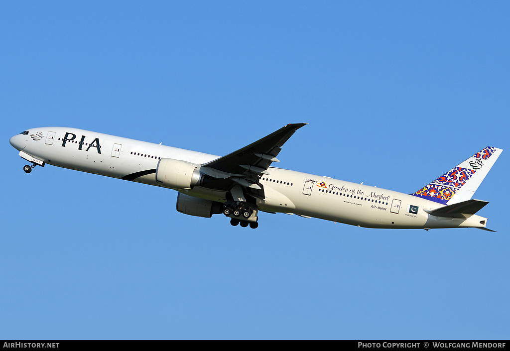 Aircraft Photo of AP-BHW | Boeing 777-340/ER | Pakistan International Airlines - PIA | AirHistory.net #539518