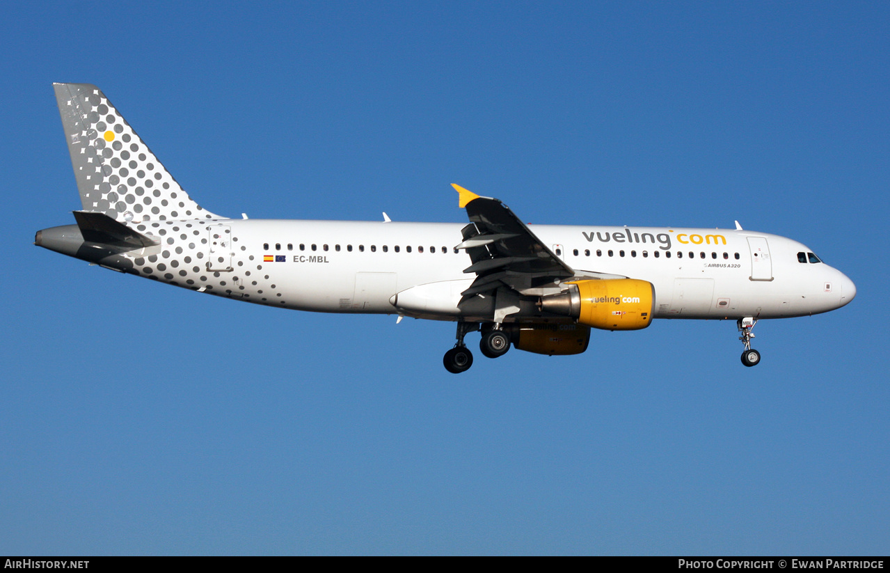 Aircraft Photo of EC-MBL | Airbus A320-214 | Vueling Airlines | AirHistory.net #539689