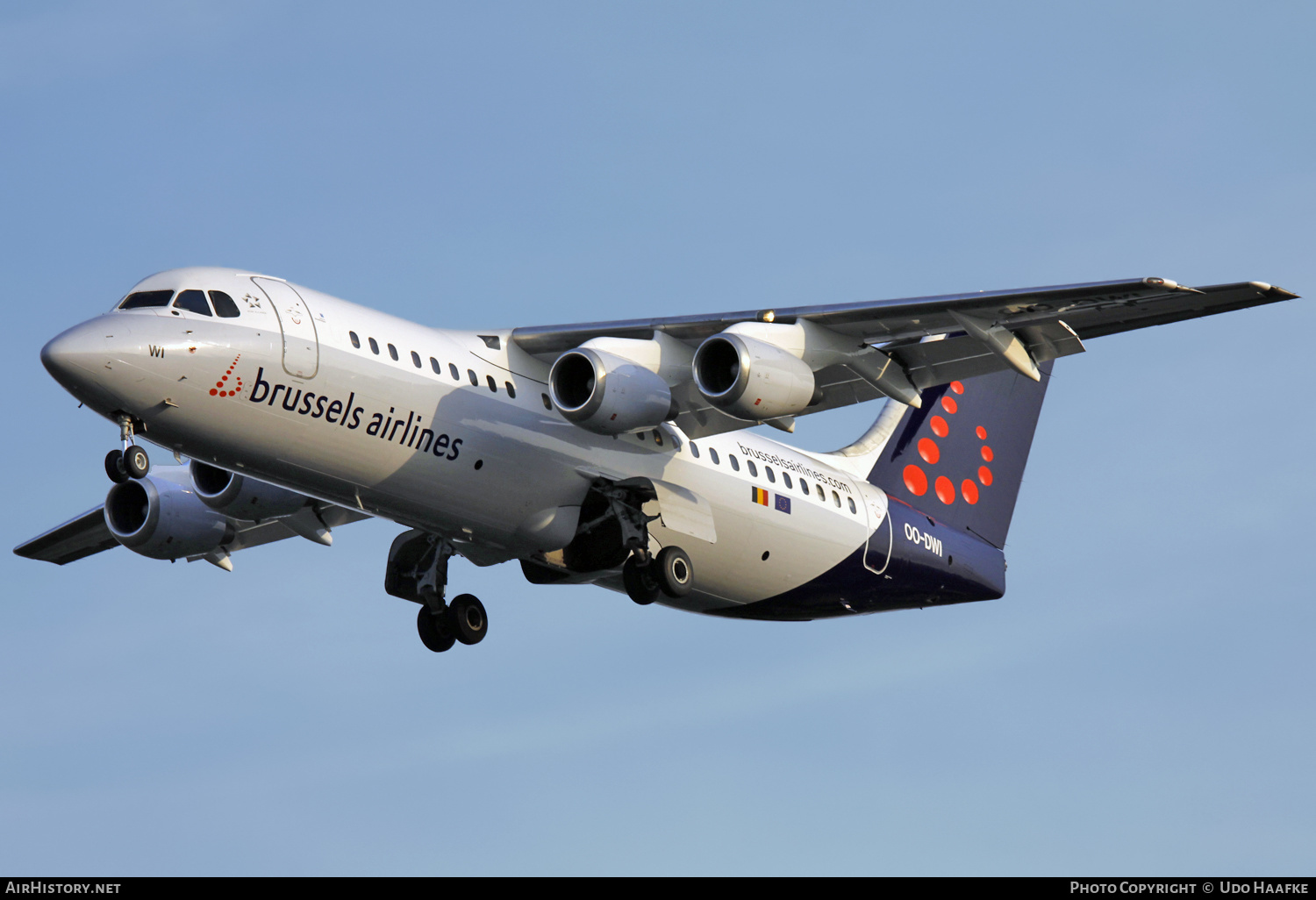 Aircraft Photo of OO-DWI | British Aerospace Avro 146-RJ100 | Brussels Airlines | AirHistory.net #540555