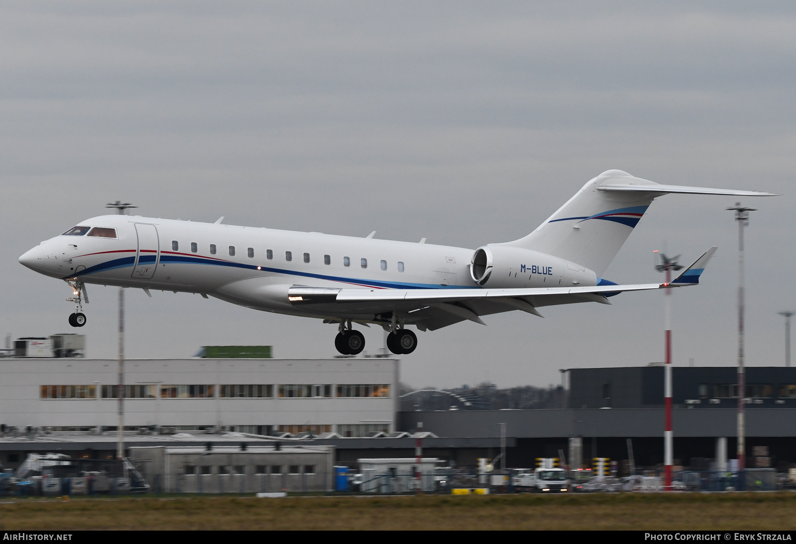 Aircraft Photo of M-BLUE | Bombardier Global 6000 (BD-700-1A10) | AirHistory.net #542577