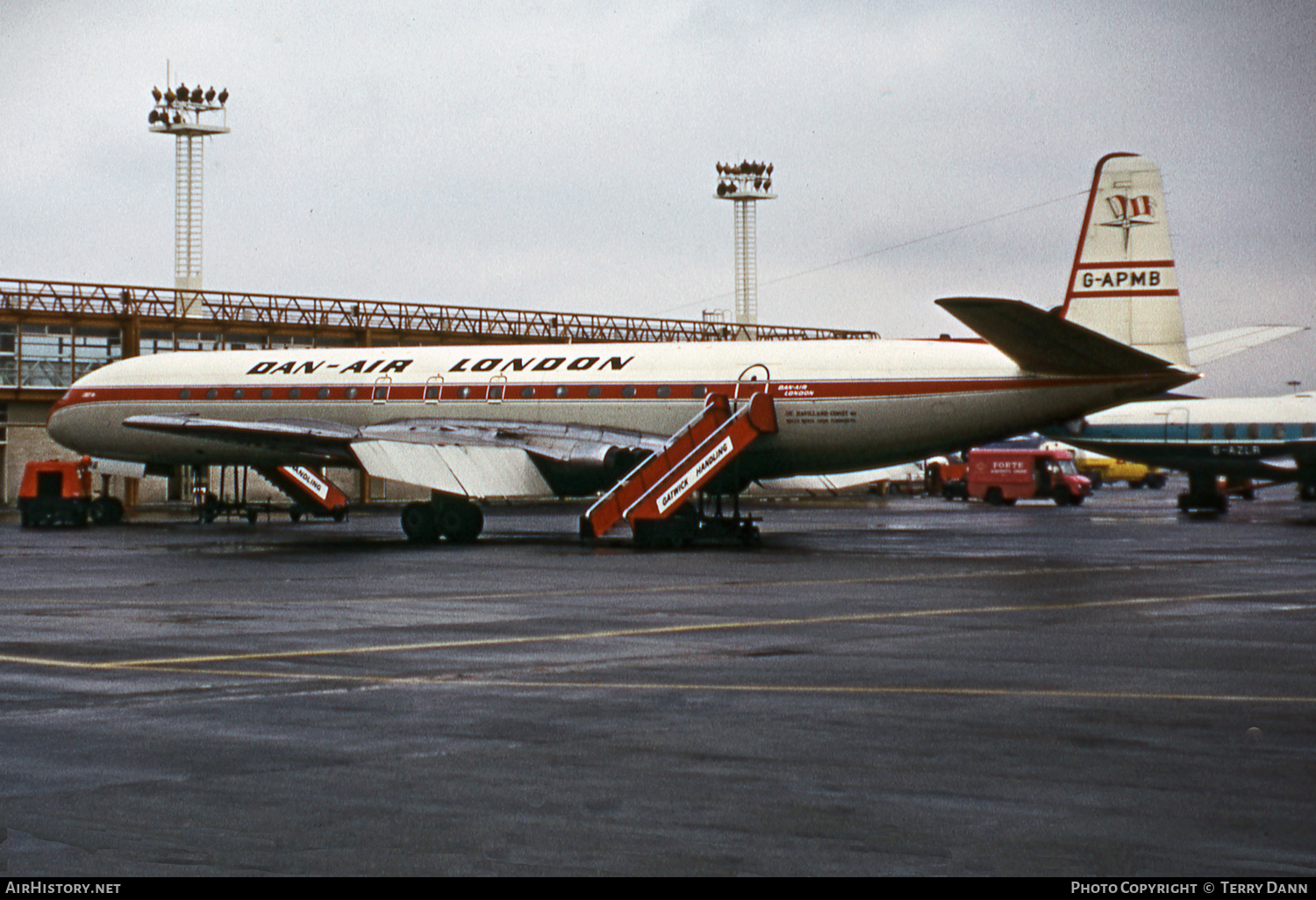 Aircraft Photo of G-APMB | De Havilland D.H. 106 Comet 4B | Dan-Air London | AirHistory.net #542625