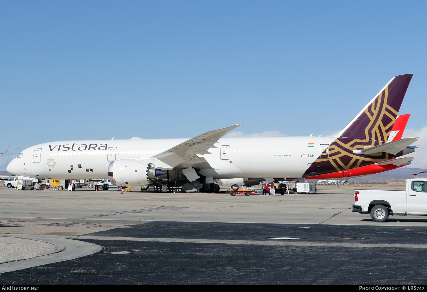 aircraft-photo-of-vt-tsh-boeing-787-9-dreamliner-vistara