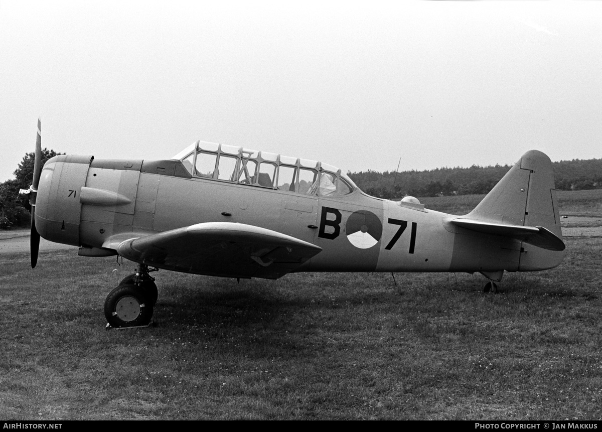 Aircraft Photo of B-71 | North American AT-16 Harvard IIB | Netherlands - Air Force | AirHistory.net #543364