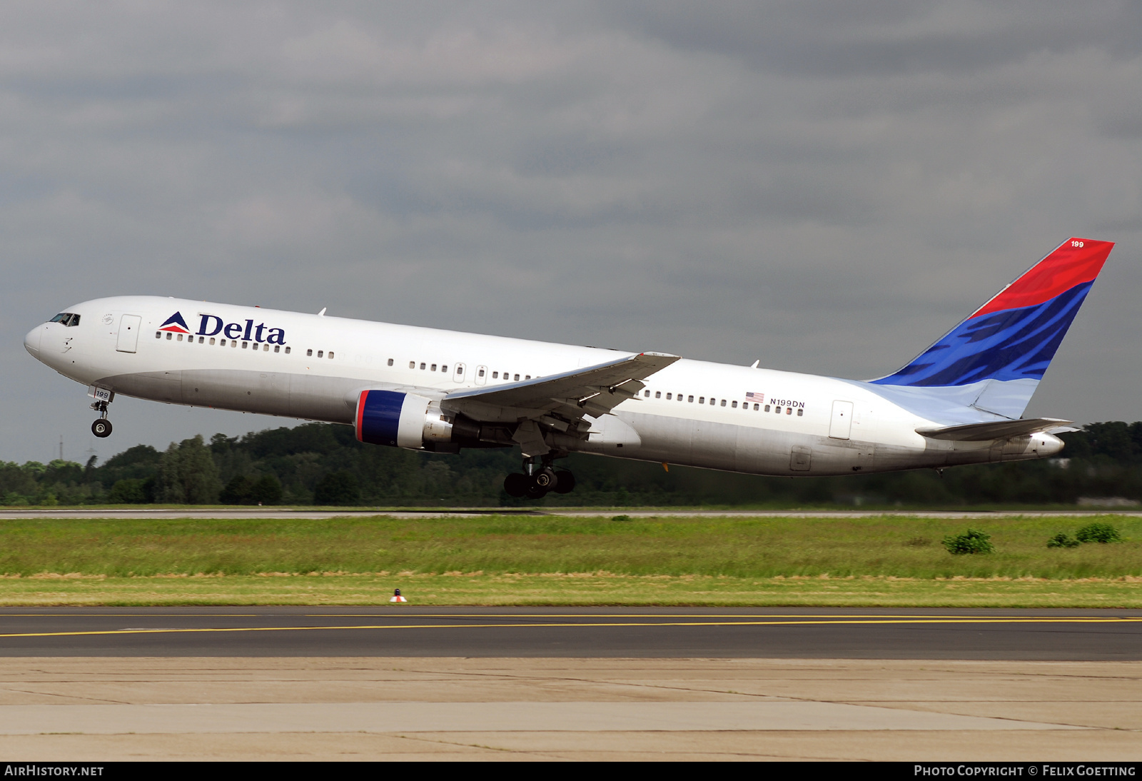 Aircraft Photo of N199DN | Boeing 767-332/ER | Delta Air Lines | AirHistory.net #545616