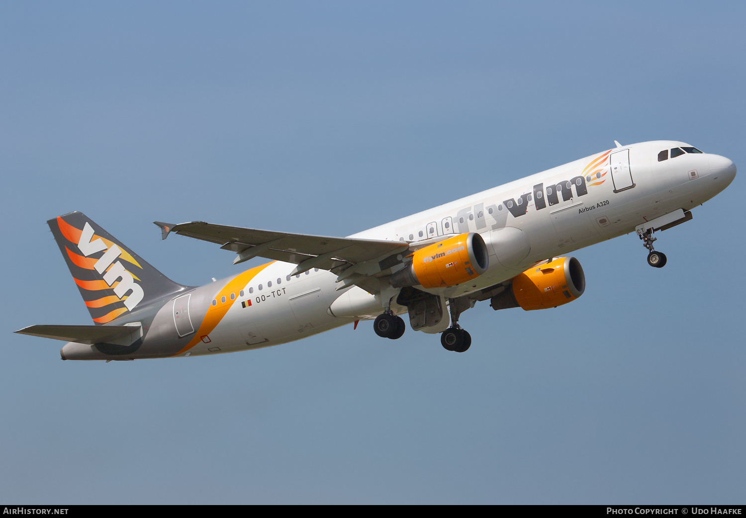Aircraft Photo of OO-TCT | Airbus A320-212 | VLM Airlines | AirHistory.net #546318
