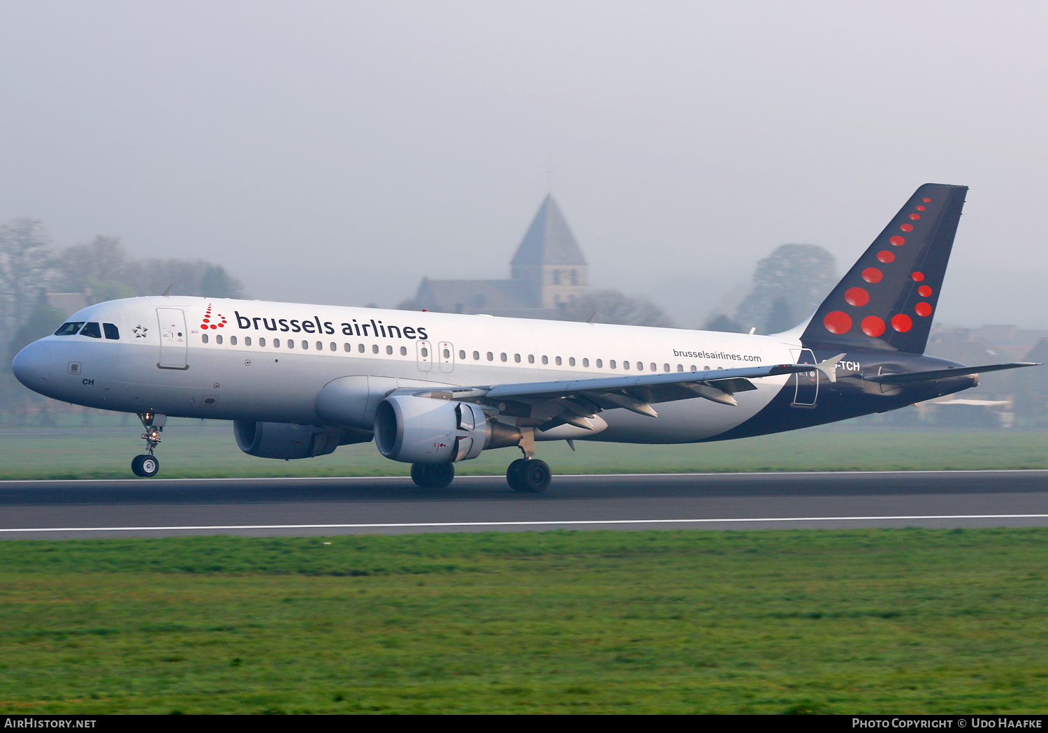 Aircraft Photo of OO-TCH | Airbus A320-214 | Brussels Airlines | AirHistory.net #546506