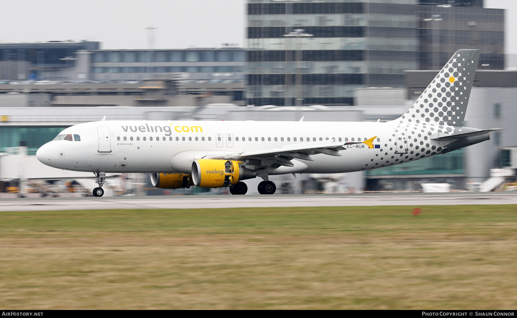 Aircraft Photo of EC-MUM | Airbus A320-214 | Vueling Airlines | AirHistory.net #546924