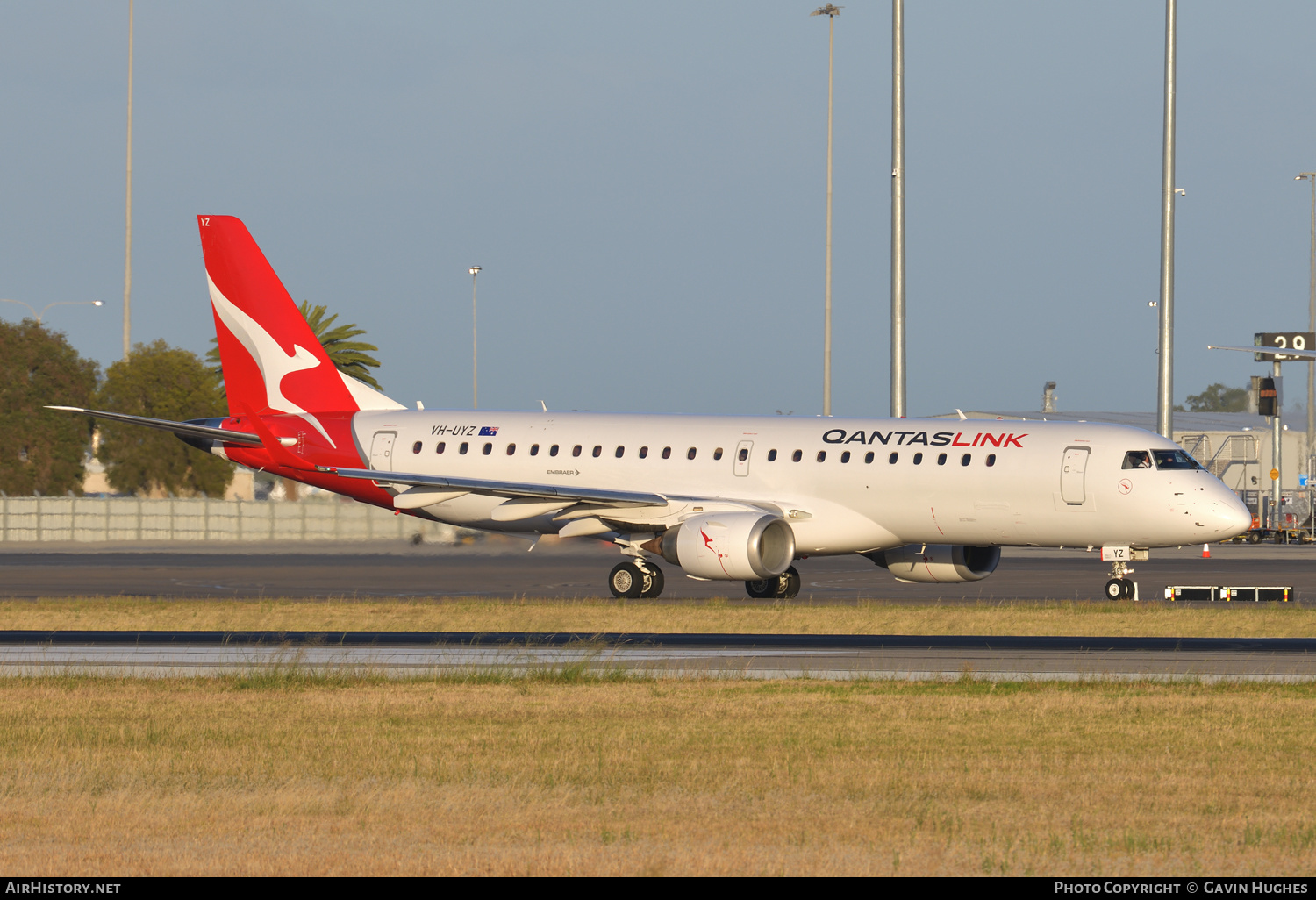 Aircraft Photo of VH-UYZ | Embraer 190AR (ERJ-190-100IGW) | QantasLink | AirHistory.net #547591