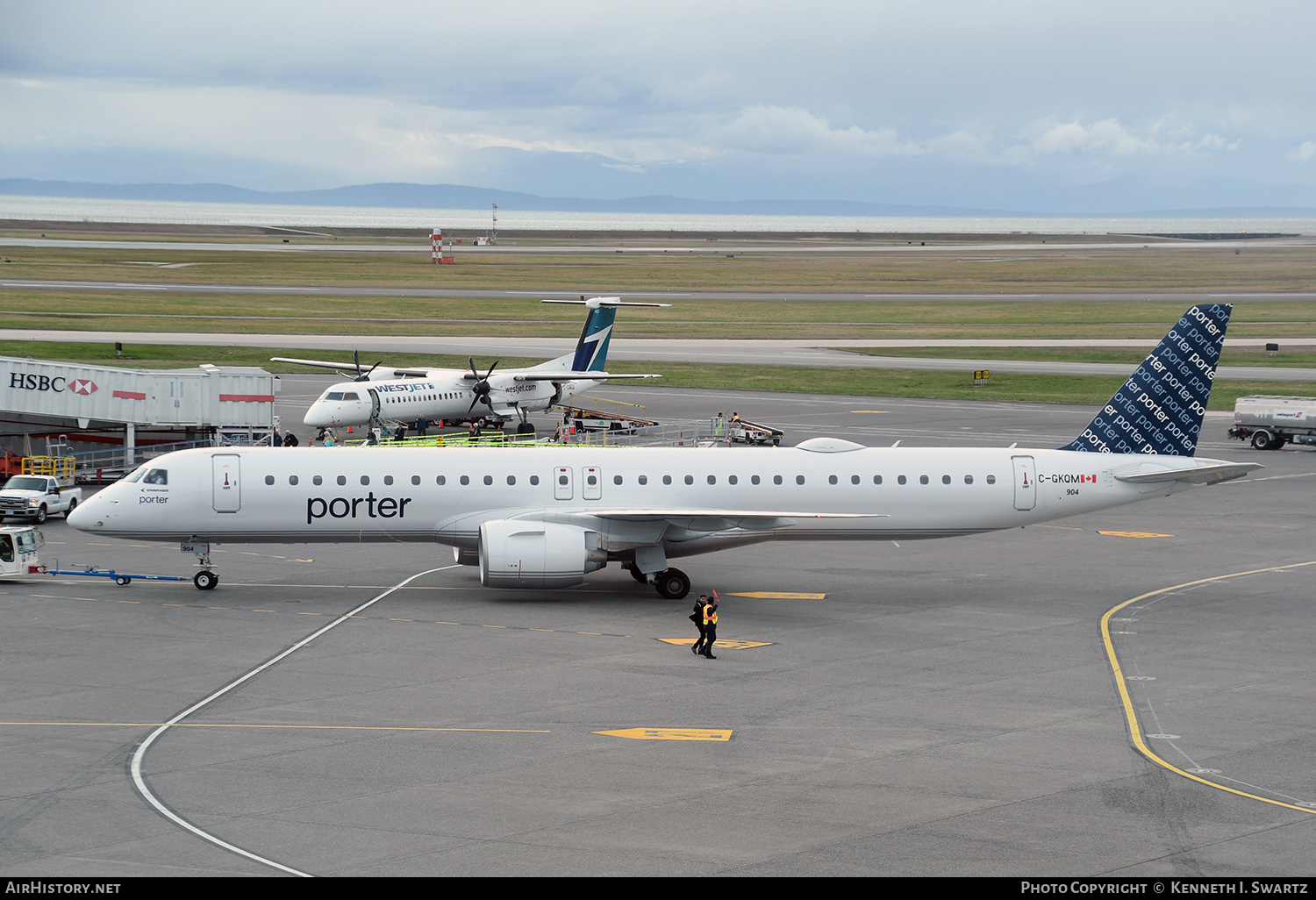 Aircraft Photo of C-GKQM | Embraer 195-E2 (ERJ-190-400) | Porter Airlines | AirHistory.net #547594