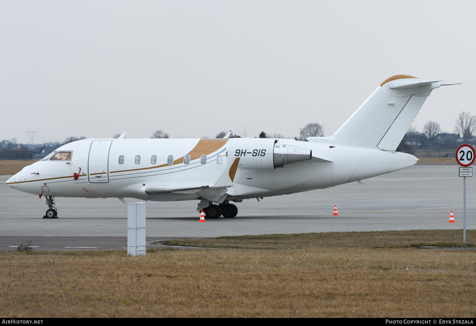 Aircraft Photo of 9H-SIS | Bombardier Challenger 650 (CL-600-2B16) | AirHistory.net #547619
