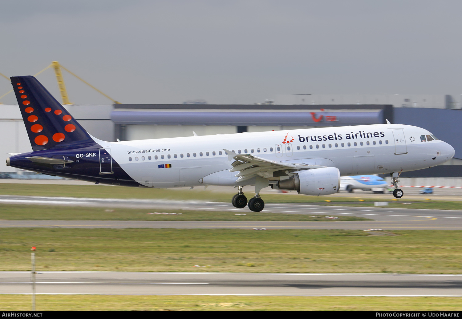 Aircraft Photo of OO-SNK | Airbus A320-214 | Brussels Airlines | AirHistory.net #547955