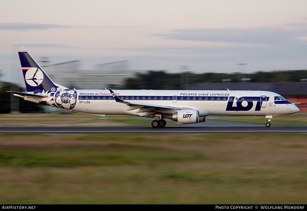 Aircraft Photo of SP-LNA | Embraer 195LR (ERJ-190-200LR) | LOT Polish Airlines - Polskie Linie Lotnicze | AirHistory.net #548426